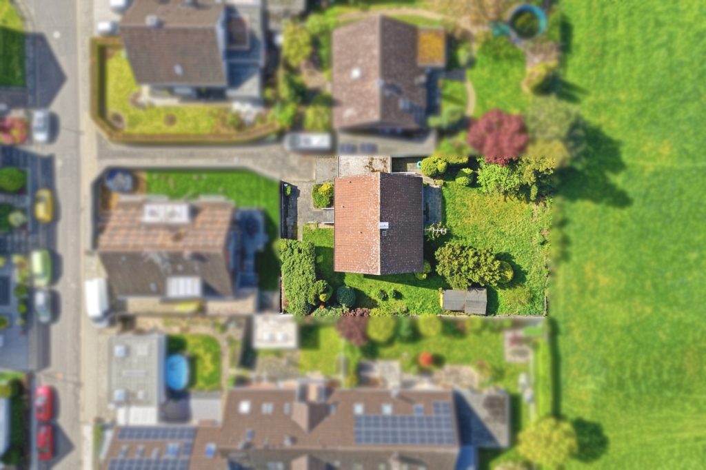 Gütelhöfer Immobilien - Immobilienangebot - Rheinbach / Wormersdorf - Alle - Freistehendes, sanierungsbedürftiges Einfamilienhaus mit großem Garten und Garage in ruhiger Lage