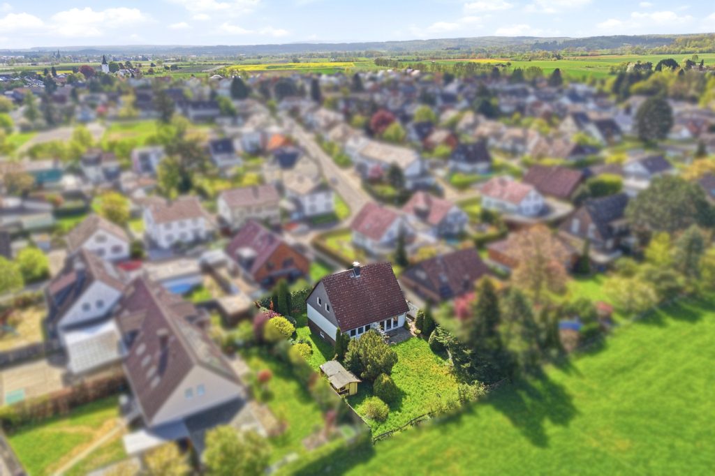 Gütelhöfer Immobilien - Immobilienangebot - Rheinbach / Wormersdorf - Alle - Freistehendes, sanierungsbedürftiges Einfamilienhaus mit großem Garten und Garage in ruhiger Lage