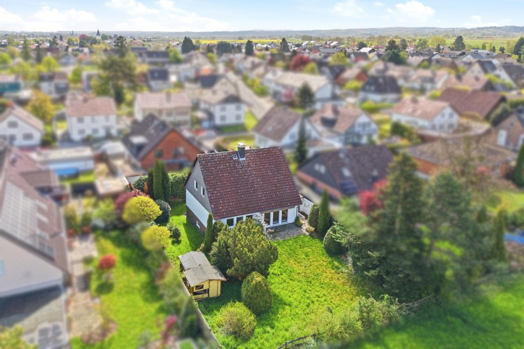Gütelhöfer Immobilien - Immobilienangebot - Rheinbach / Wormersdorf - Alle - Freistehendes, sanierungsbedürftiges Einfamilienhaus mit großem Garten und Garage in ruhiger Lage