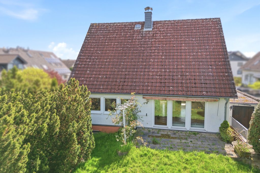 Gütelhöfer Immobilien - Immobilienangebot - Rheinbach / Wormersdorf - Alle - Freistehendes, sanierungsbedürftiges Einfamilienhaus mit großem Garten und Garage in ruhiger Lage