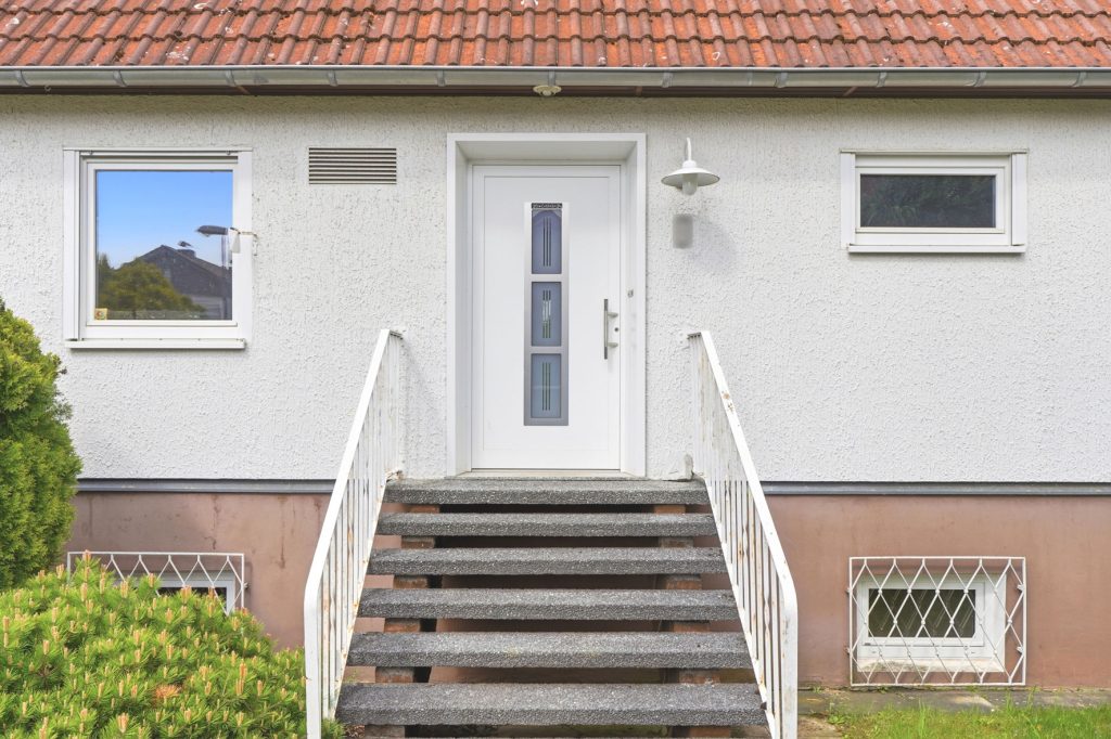 Gütelhöfer Immobilien - Immobilienangebot - Rheinbach / Wormersdorf - Alle - Freistehendes, sanierungsbedürftiges Einfamilienhaus mit großem Garten und Garage in ruhiger Lage