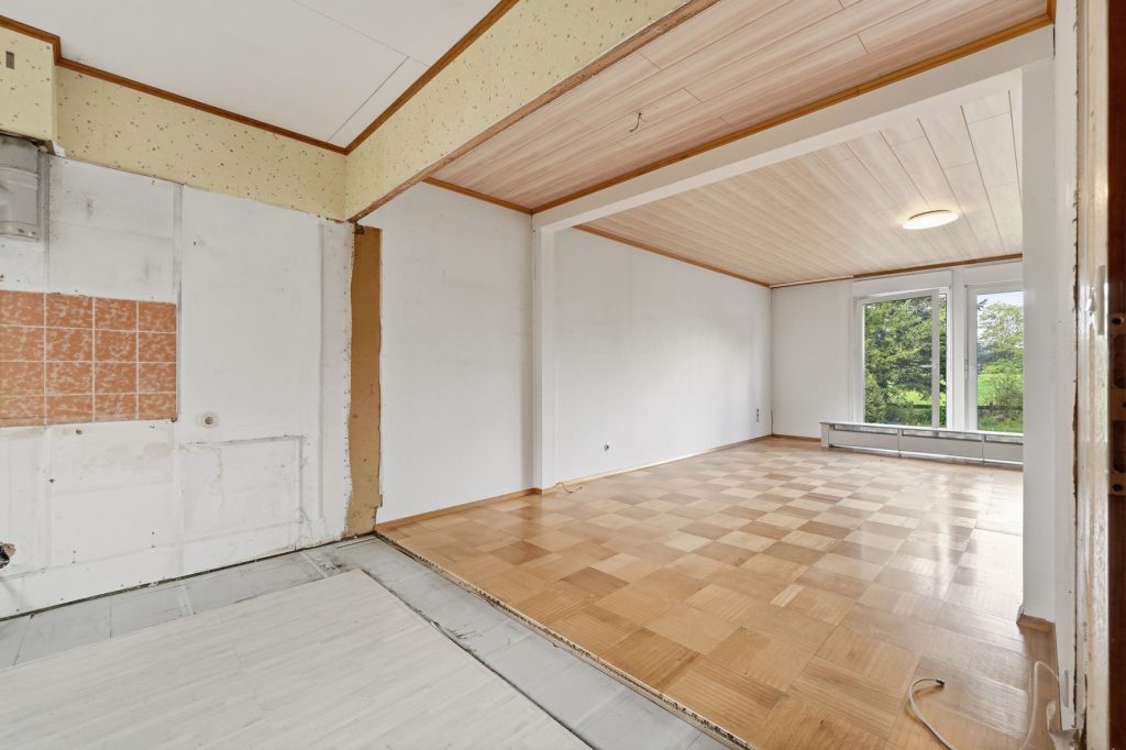 Gütelhöfer Immobilien - Immobilienangebot - Rheinbach / Wormersdorf - Alle - Freistehendes, sanierungsbedürftiges Einfamilienhaus mit großem Garten und Garage in ruhiger Lage