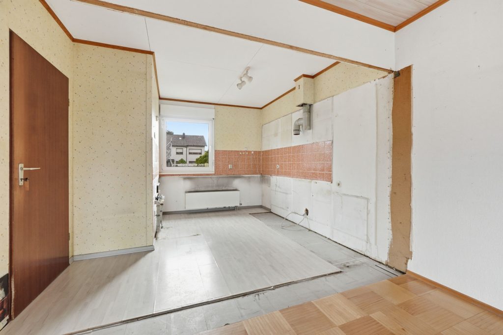 Gütelhöfer Immobilien - Immobilienangebot - Rheinbach / Wormersdorf - Alle - Freistehendes, sanierungsbedürftiges Einfamilienhaus mit großem Garten und Garage in ruhiger Lage
