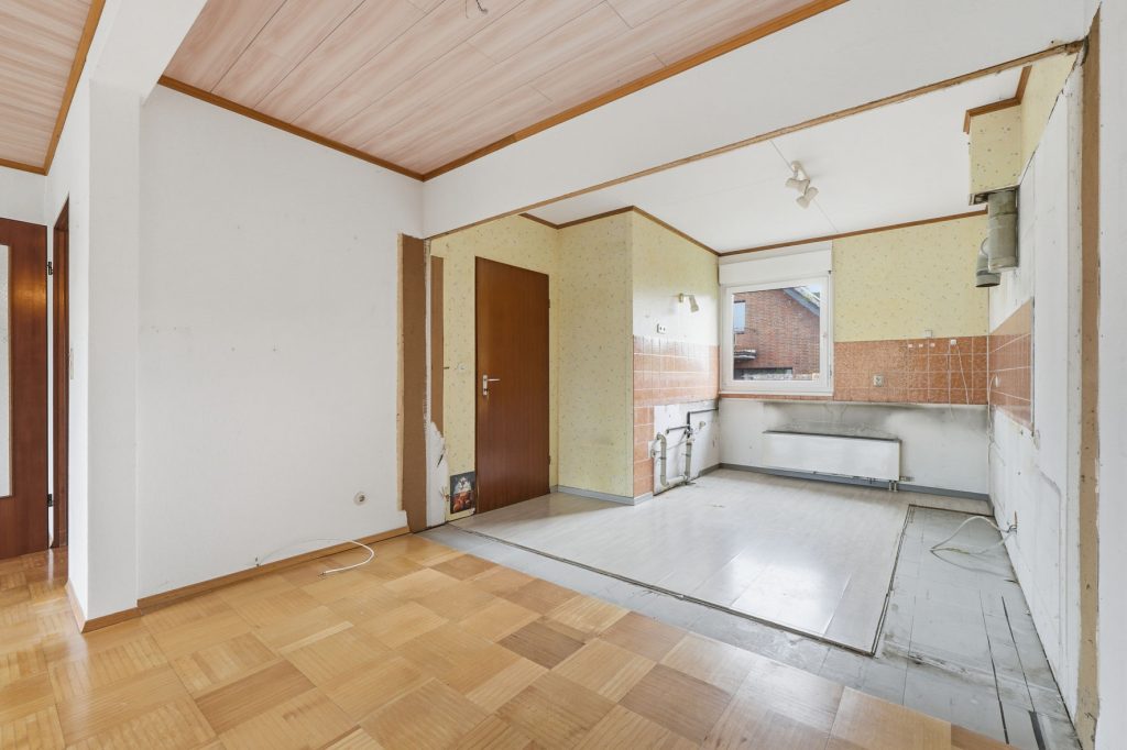 Gütelhöfer Immobilien - Immobilienangebot - Rheinbach / Wormersdorf - Alle - Freistehendes, sanierungsbedürftiges Einfamilienhaus mit großem Garten und Garage in ruhiger Lage