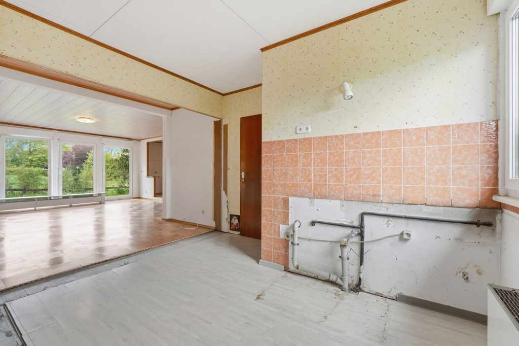 Gütelhöfer Immobilien - Immobilienangebot - Rheinbach / Wormersdorf - Alle - Freistehendes, sanierungsbedürftiges Einfamilienhaus mit großem Garten und Garage in ruhiger Lage
