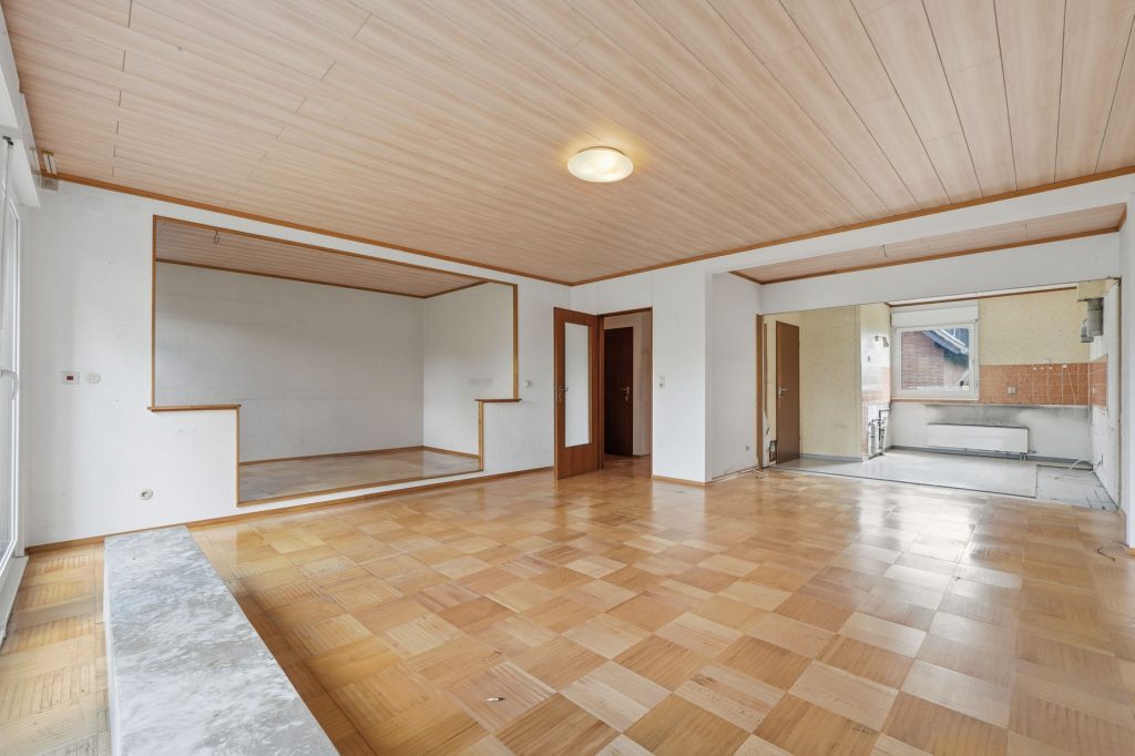 Gütelhöfer Immobilien - Immobilienangebot - Rheinbach / Wormersdorf - Alle - Freistehendes, sanierungsbedürftiges Einfamilienhaus mit großem Garten und Garage in ruhiger Lage