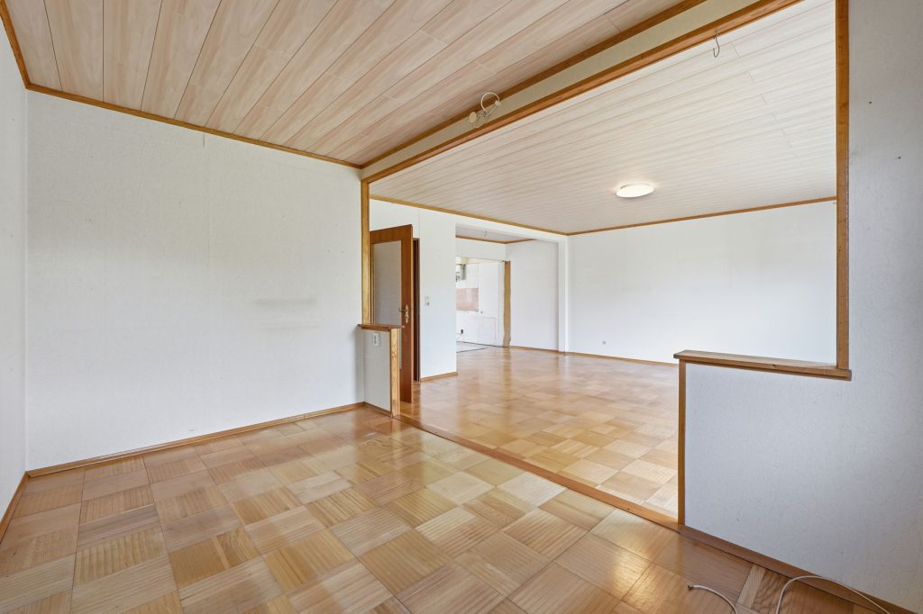 Gütelhöfer Immobilien - Immobilienangebot - Rheinbach / Wormersdorf - Alle - Freistehendes, sanierungsbedürftiges Einfamilienhaus mit großem Garten und Garage in ruhiger Lage