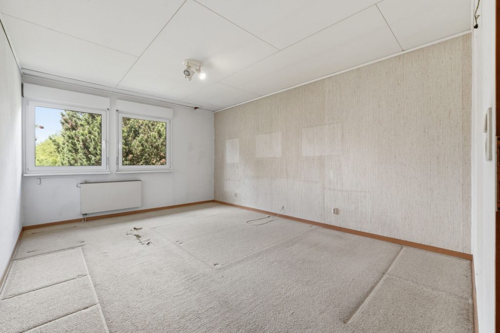 Gütelhöfer Immobilien - Immobilienangebot - Rheinbach / Wormersdorf - Alle - Freistehendes, sanierungsbedürftiges Einfamilienhaus mit großem Garten und Garage in ruhiger Lage