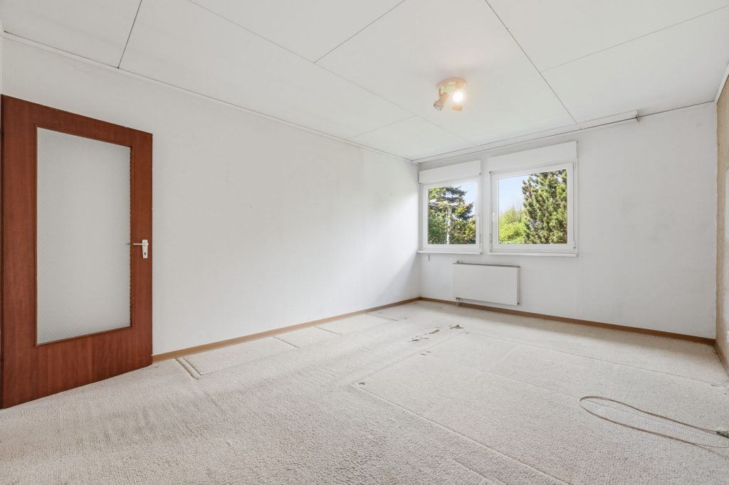 Gütelhöfer Immobilien - Immobilienangebot - Rheinbach / Wormersdorf - Alle - Freistehendes, sanierungsbedürftiges Einfamilienhaus mit großem Garten und Garage in ruhiger Lage