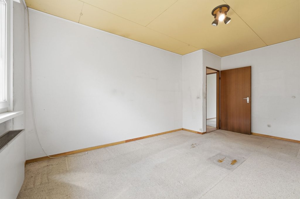 Gütelhöfer Immobilien - Immobilienangebot - Rheinbach / Wormersdorf - Alle - Freistehendes, sanierungsbedürftiges Einfamilienhaus mit großem Garten und Garage in ruhiger Lage
