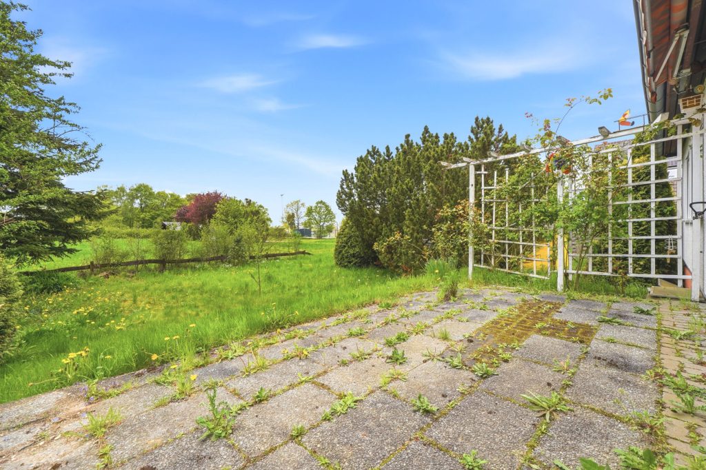 Gütelhöfer Immobilien - Immobilienangebot - Rheinbach / Wormersdorf - Alle - Freistehendes, sanierungsbedürftiges Einfamilienhaus mit großem Garten und Garage in ruhiger Lage