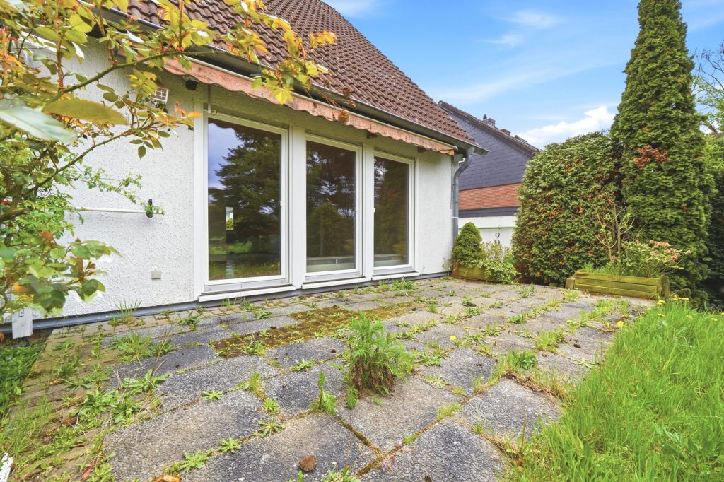 Gütelhöfer Immobilien - Immobilienangebot - Rheinbach / Wormersdorf - Alle - Freistehendes, sanierungsbedürftiges Einfamilienhaus mit großem Garten und Garage in ruhiger Lage