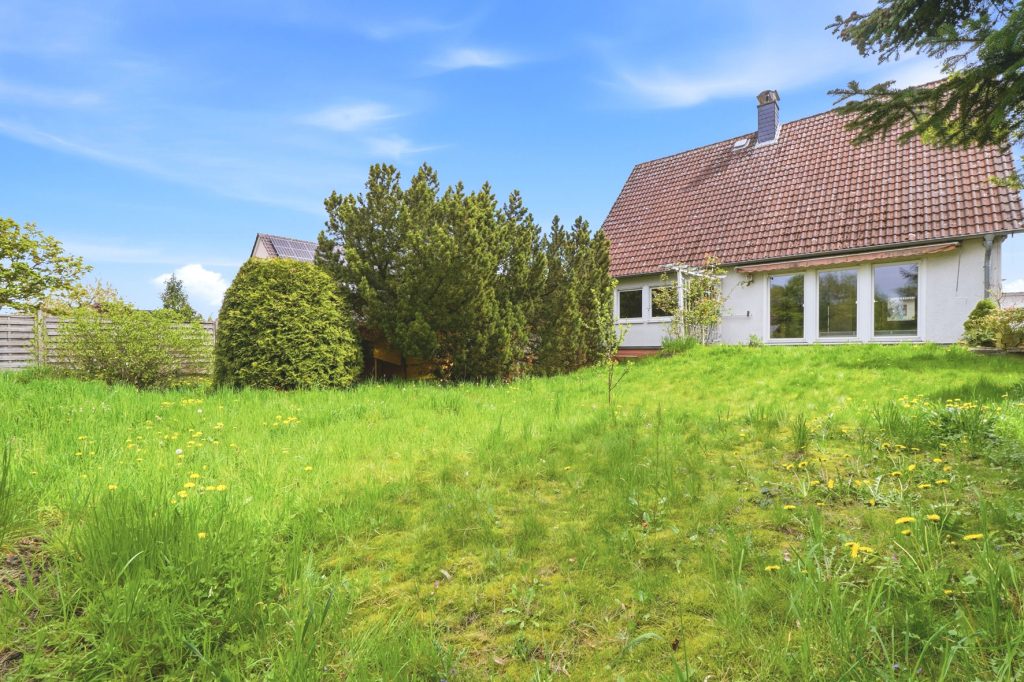 Gütelhöfer Immobilien - Immobilienangebot - Rheinbach / Wormersdorf - Alle - Freistehendes, sanierungsbedürftiges Einfamilienhaus mit großem Garten und Garage in ruhiger Lage