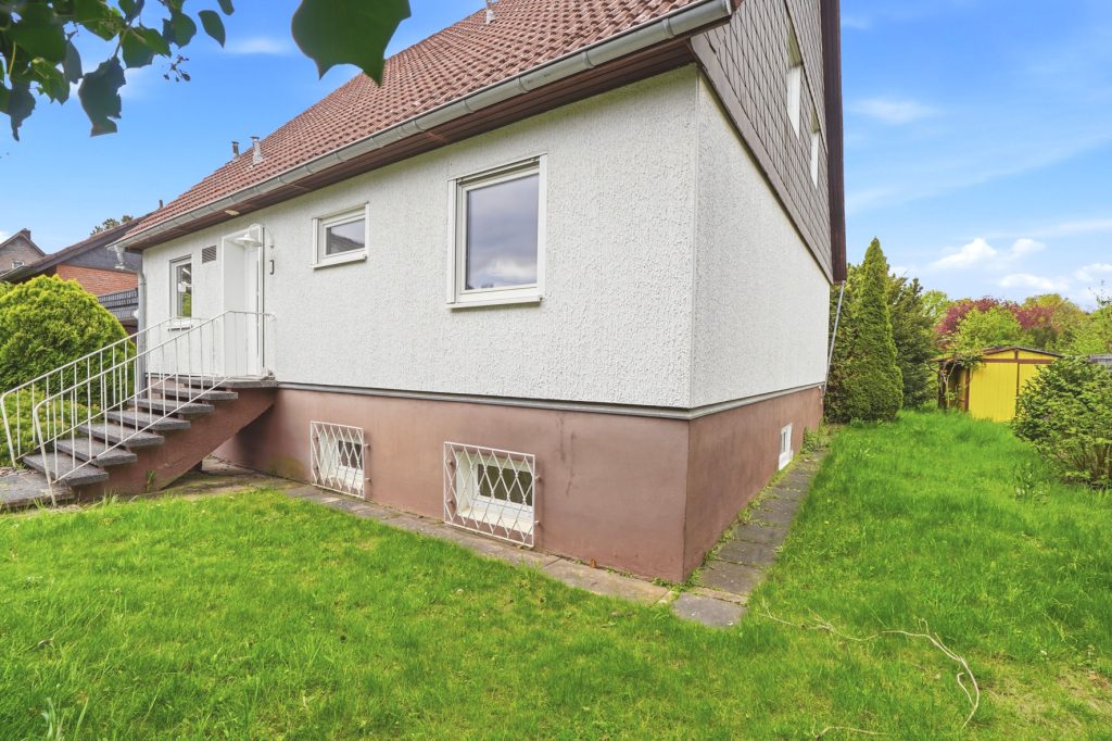 Gütelhöfer Immobilien - Immobilienangebot - Rheinbach / Wormersdorf - Alle - Freistehendes, sanierungsbedürftiges Einfamilienhaus mit großem Garten und Garage in ruhiger Lage