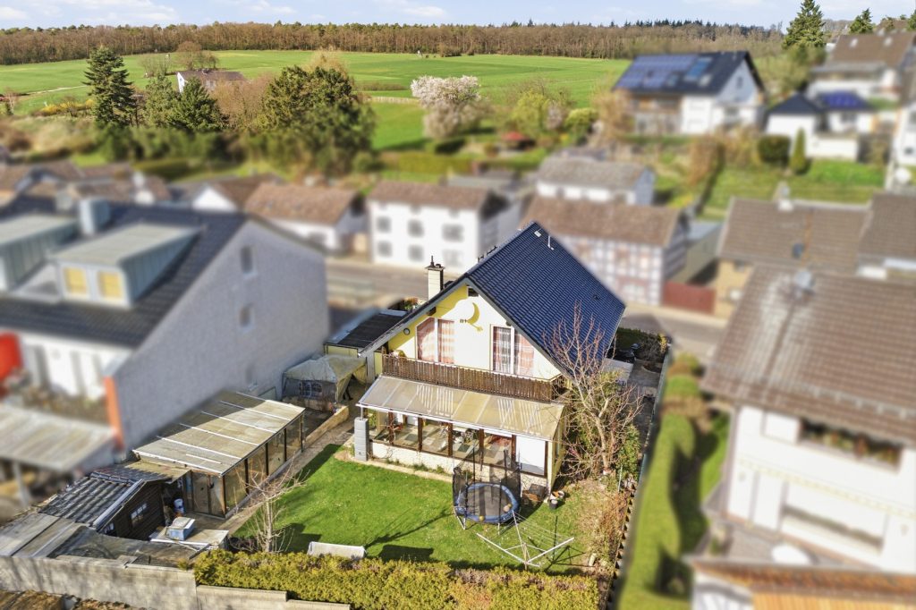 Gütelhöfer Immobilien - Immobilienangebot - Rheinbach / Loch - Alle - Familientraum! Freistehendes Einfamilienhaus mit großer Einfahrt, Carport und Einbauküche in Loch