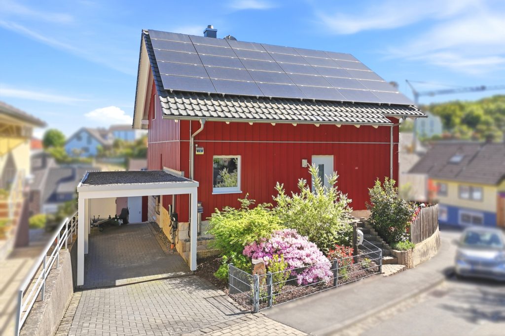 Gütelhöfer Immobilien - Immobilienangebot - Bornheim / Roisdorf - Alle - Freistehendes energieeffizientes KfW-40-Haus mit PV-Anlage, Einbauküche und Carport in Roisdorf