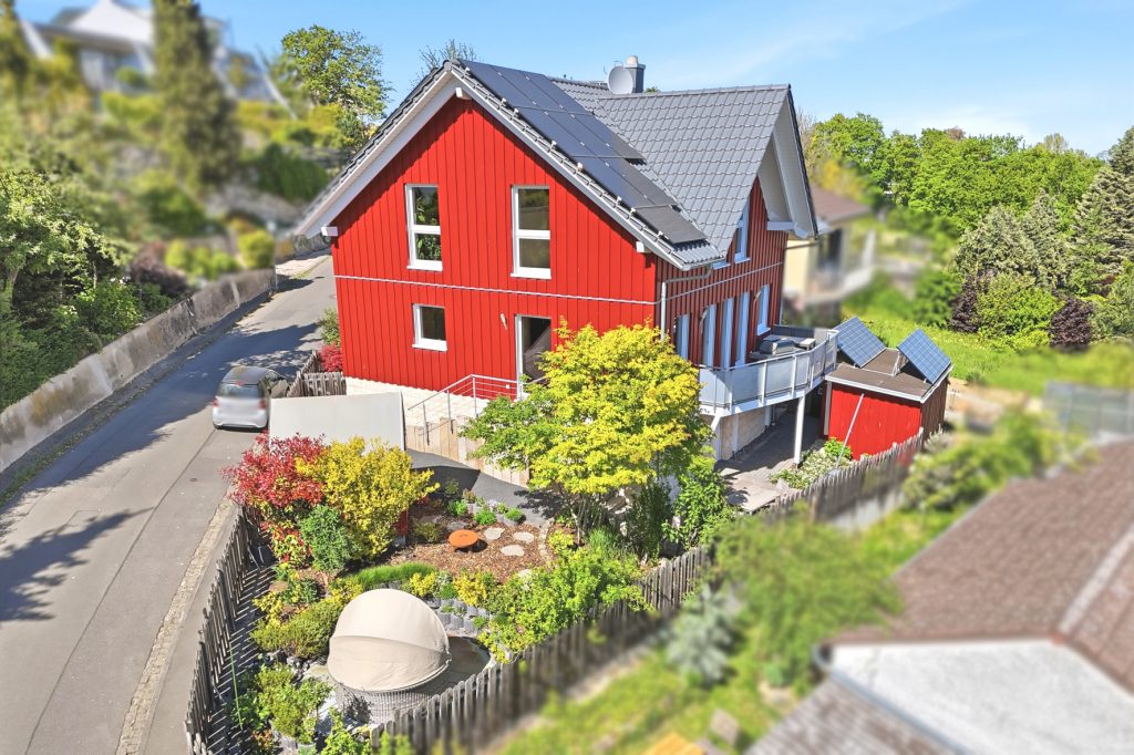 Gütelhöfer Immobilien - Immobilienangebot - Bornheim / Roisdorf - Alle - Freistehendes energieeffizientes KfW-40-Haus mit PV-Anlage, Einbauküche und Carport in Roisdorf