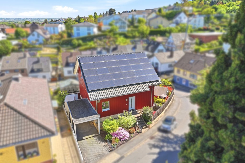 Gütelhöfer Immobilien - Immobilienangebot - Bornheim / Roisdorf - Alle - Freistehendes energieeffizientes KfW-40-Haus mit PV-Anlage, Einbauküche und Carport in Roisdorf