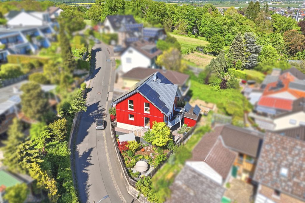 Gütelhöfer Immobilien - Immobilienangebot - Bornheim / Roisdorf - Alle - Freistehendes energieeffizientes KfW-40-Haus mit PV-Anlage, Einbauküche und Carport in Roisdorf