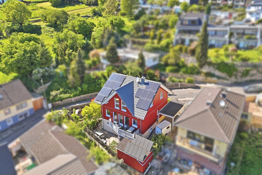Gütelhöfer Immobilien - Immobilienangebot - Bornheim / Roisdorf - Alle - Freistehendes energieeffizientes KfW-40-Haus mit PV-Anlage, Einbauküche und Carport in Roisdorf