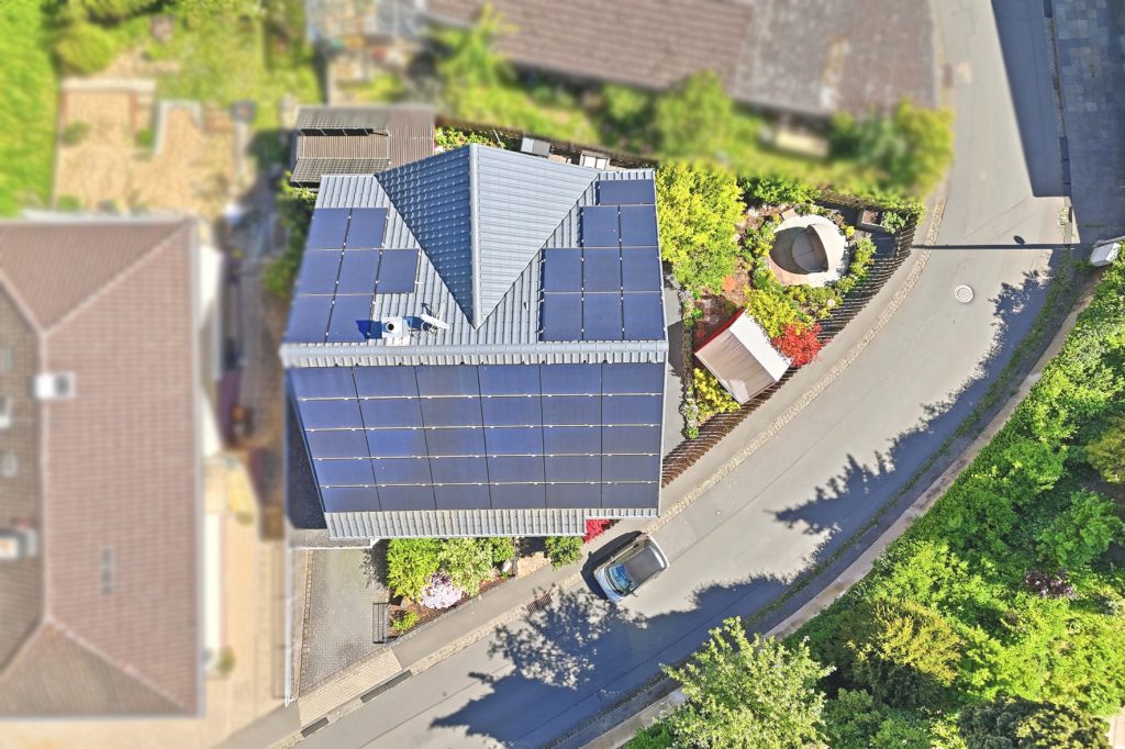 Gütelhöfer Immobilien - Immobilienangebot - Bornheim / Roisdorf - Alle - Freistehendes energieeffizientes KfW-40-Haus mit PV-Anlage, Einbauküche und Carport in Roisdorf