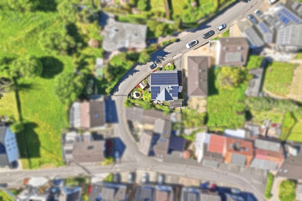 Gütelhöfer Immobilien - Immobilienangebot - Bornheim / Roisdorf - Alle - Freistehendes energieeffizientes KfW-40-Haus mit PV-Anlage, Einbauküche und Carport in Roisdorf