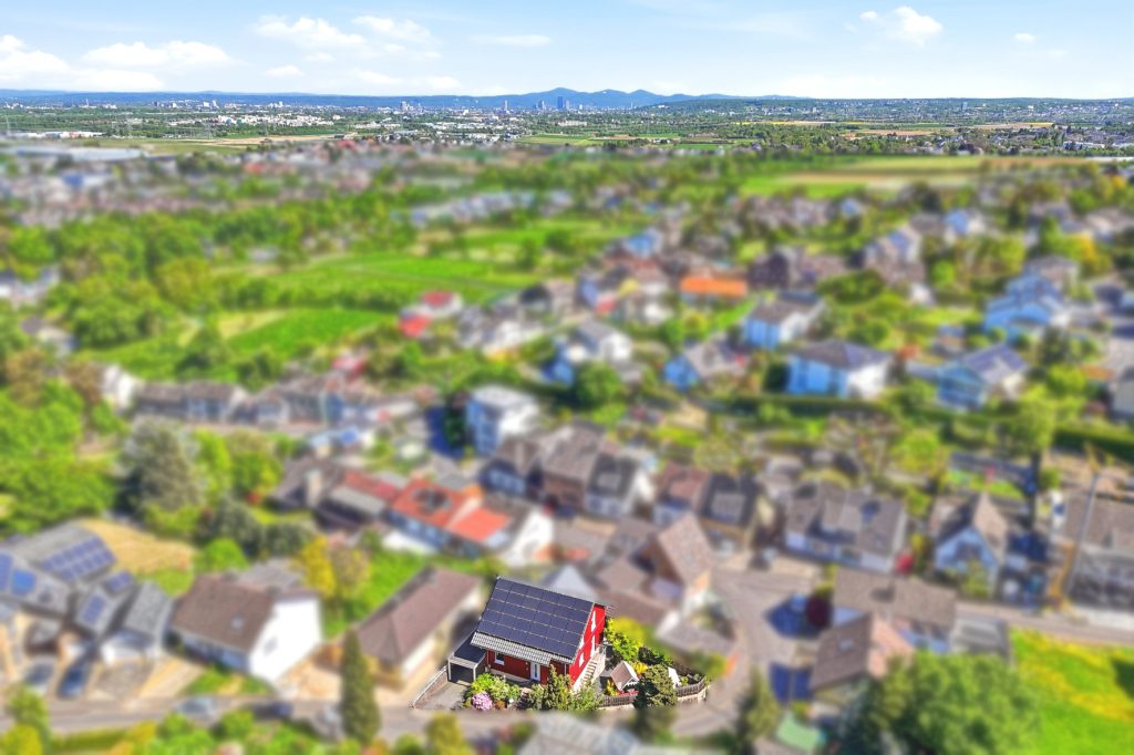 Gütelhöfer Immobilien - Immobilienangebot - Bornheim / Roisdorf - Alle - Freistehendes energieeffizientes KfW-40-Haus mit PV-Anlage, Einbauküche und Carport in Roisdorf