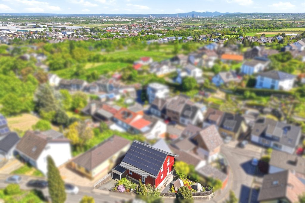 Gütelhöfer Immobilien - Immobilienangebot - Bornheim / Roisdorf - Alle - Freistehendes energieeffizientes KfW-40-Haus mit PV-Anlage, Einbauküche und Carport in Roisdorf