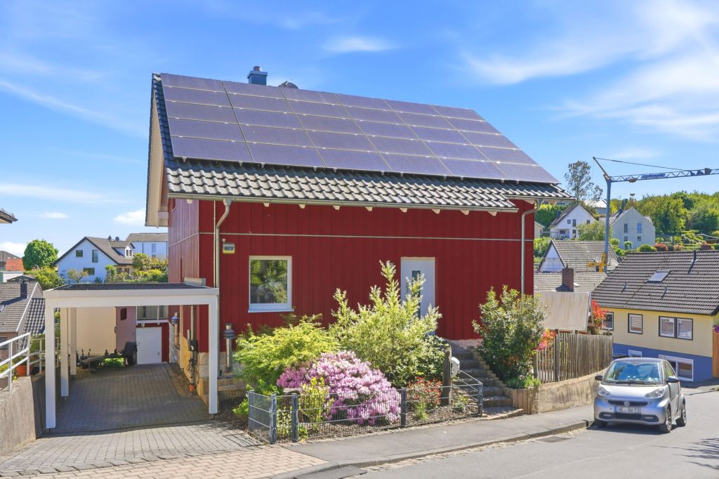 Gütelhöfer Immobilien - Immobilienangebot - Bornheim / Roisdorf - Alle - Freistehendes energieeffizientes KfW-40-Haus mit PV-Anlage, Einbauküche und Carport in Roisdorf