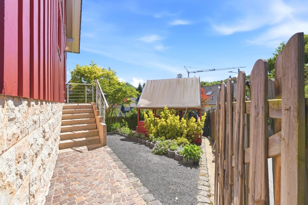 Gütelhöfer Immobilien - Immobilienangebot - Bornheim / Roisdorf - Alle - Freistehendes energieeffizientes KfW-40-Haus mit PV-Anlage, Einbauküche und Carport in Roisdorf