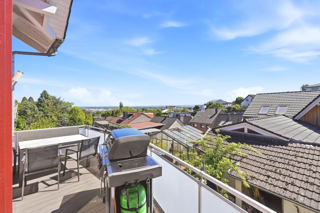 Gütelhöfer Immobilien - Immobilienangebot - Bornheim / Roisdorf - Alle - Freistehendes energieeffizientes KfW-40-Haus mit PV-Anlage, Einbauküche und Carport in Roisdorf