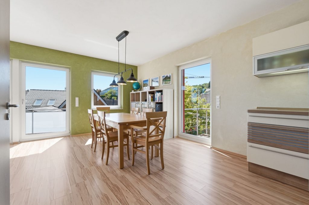 Gütelhöfer Immobilien - Immobilienangebot - Bornheim / Roisdorf - Alle - Freistehendes energieeffizientes KfW-40-Haus mit PV-Anlage, Einbauküche und Carport in Roisdorf