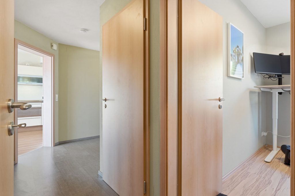 Gütelhöfer Immobilien - Immobilienangebot - Bornheim / Roisdorf - Alle - Freistehendes energieeffizientes KfW-40-Haus mit PV-Anlage, Einbauküche und Carport in Roisdorf