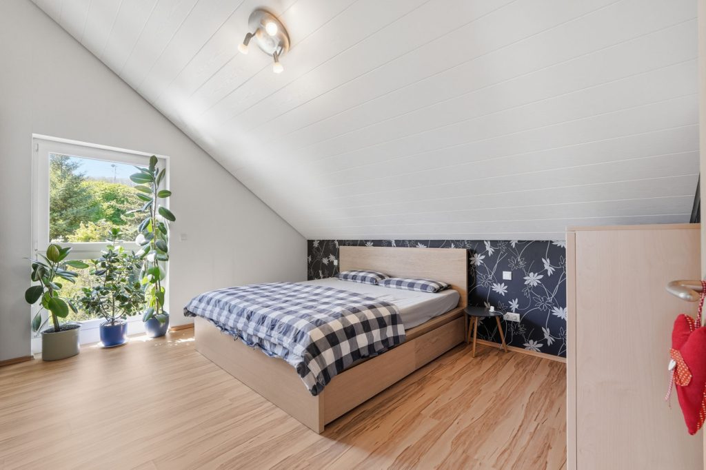 Gütelhöfer Immobilien - Immobilienangebot - Bornheim / Roisdorf - Alle - Freistehendes energieeffizientes KfW-40-Haus mit PV-Anlage, Einbauküche und Carport in Roisdorf