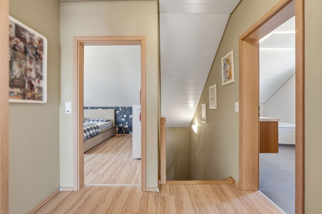Gütelhöfer Immobilien - Immobilienangebot - Bornheim / Roisdorf - Alle - Freistehendes energieeffizientes KfW-40-Haus mit PV-Anlage, Einbauküche und Carport in Roisdorf