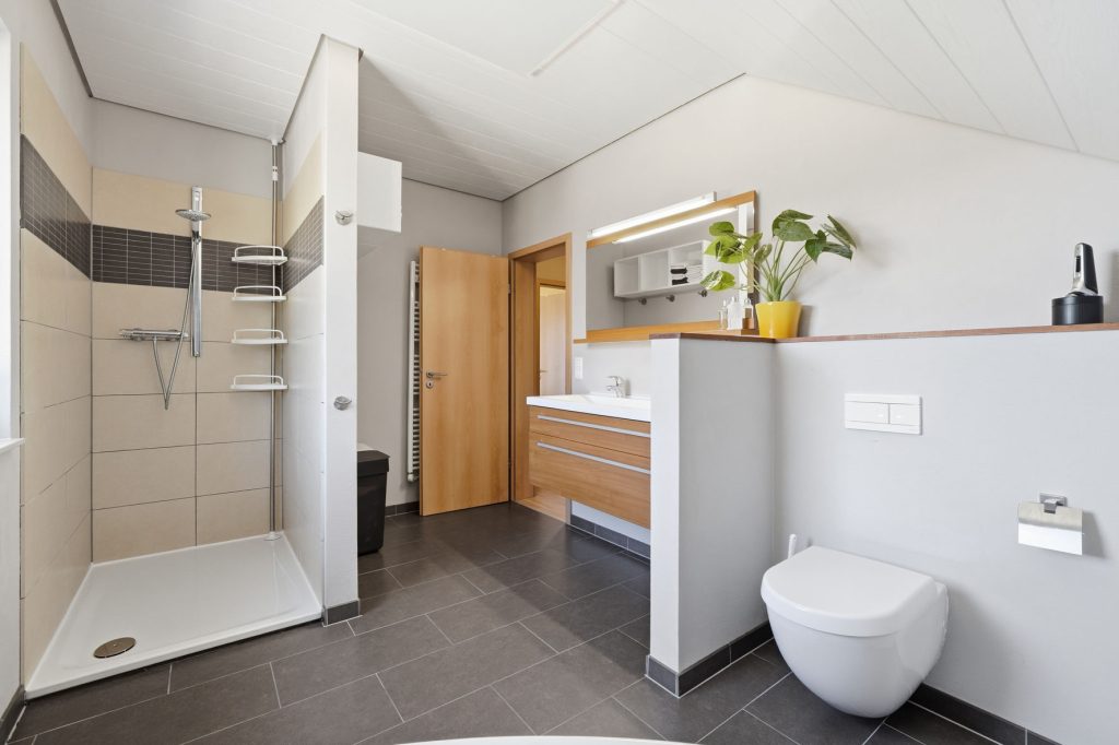 Gütelhöfer Immobilien - Immobilienangebot - Bornheim / Roisdorf - Alle - Freistehendes energieeffizientes KfW-40-Haus mit PV-Anlage, Einbauküche und Carport in Roisdorf