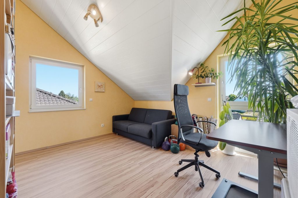 Gütelhöfer Immobilien - Immobilienangebot - Bornheim / Roisdorf - Alle - Freistehendes energieeffizientes KfW-40-Haus mit PV-Anlage, Einbauküche und Carport in Roisdorf