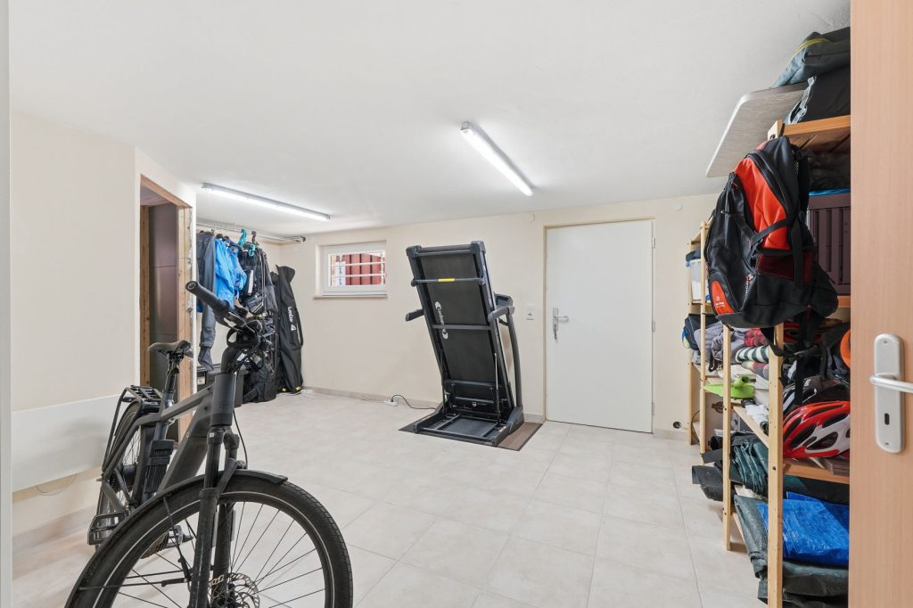 Gütelhöfer Immobilien - Immobilienangebot - Bornheim / Roisdorf - Alle - Freistehendes energieeffizientes KfW-40-Haus mit PV-Anlage, Einbauküche und Carport in Roisdorf