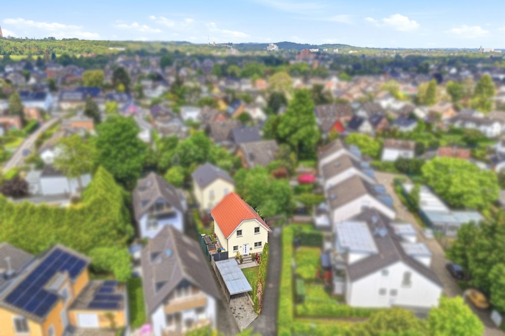 Gütelhöfer Immobilien - Immobilienangebot - Frechen - Alle - Freistehendes Einfamilienhaus mit Einbauküche, Carport und idealem Grundriss für die junge Familie