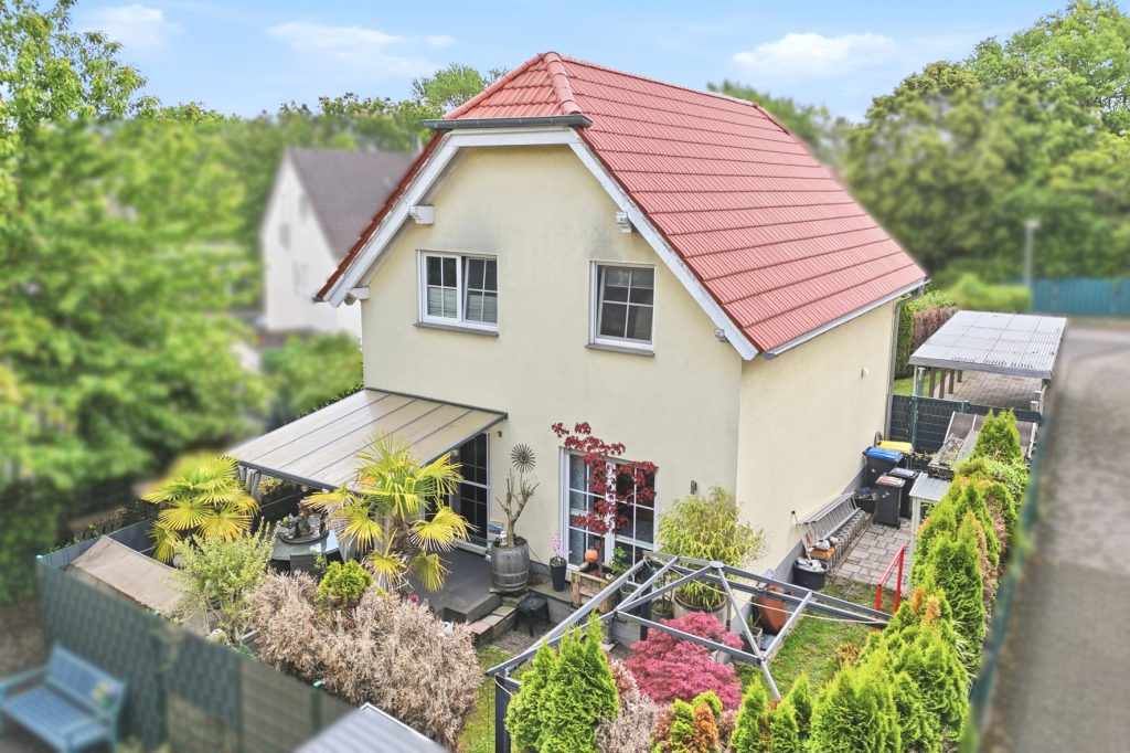 Gütelhöfer Immobilien - Immobilienangebot - Frechen - Alle - Freistehendes Einfamilienhaus mit Einbauküche, Carport und idealem Grundriss für die junge Familie