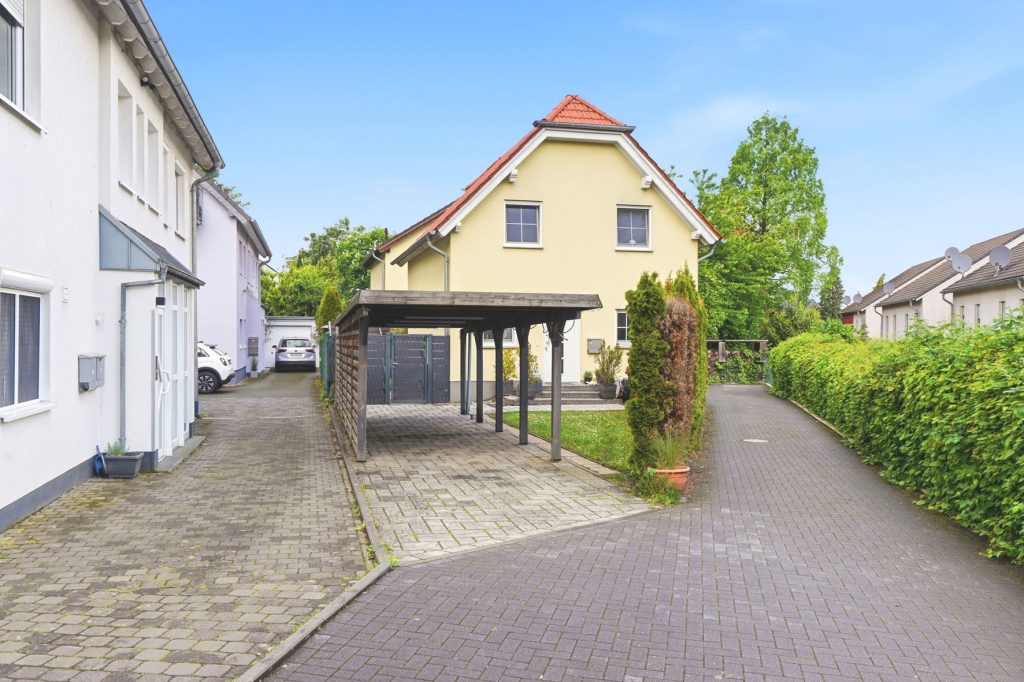 Gütelhöfer Immobilien - Immobilienangebot - Frechen - Alle - Freistehendes Einfamilienhaus mit Einbauküche, Carport und idealem Grundriss für die junge Familie