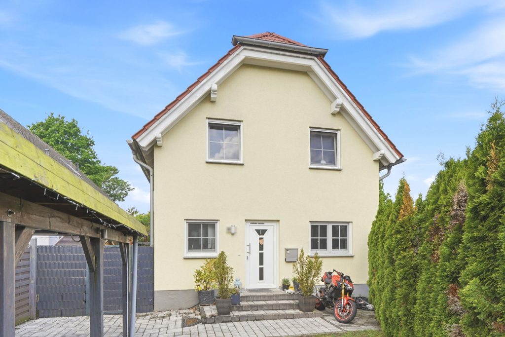Gütelhöfer Immobilien - Immobilienangebot - Frechen - Alle - Freistehendes Einfamilienhaus mit Einbauküche, Carport und idealem Grundriss für die junge Familie