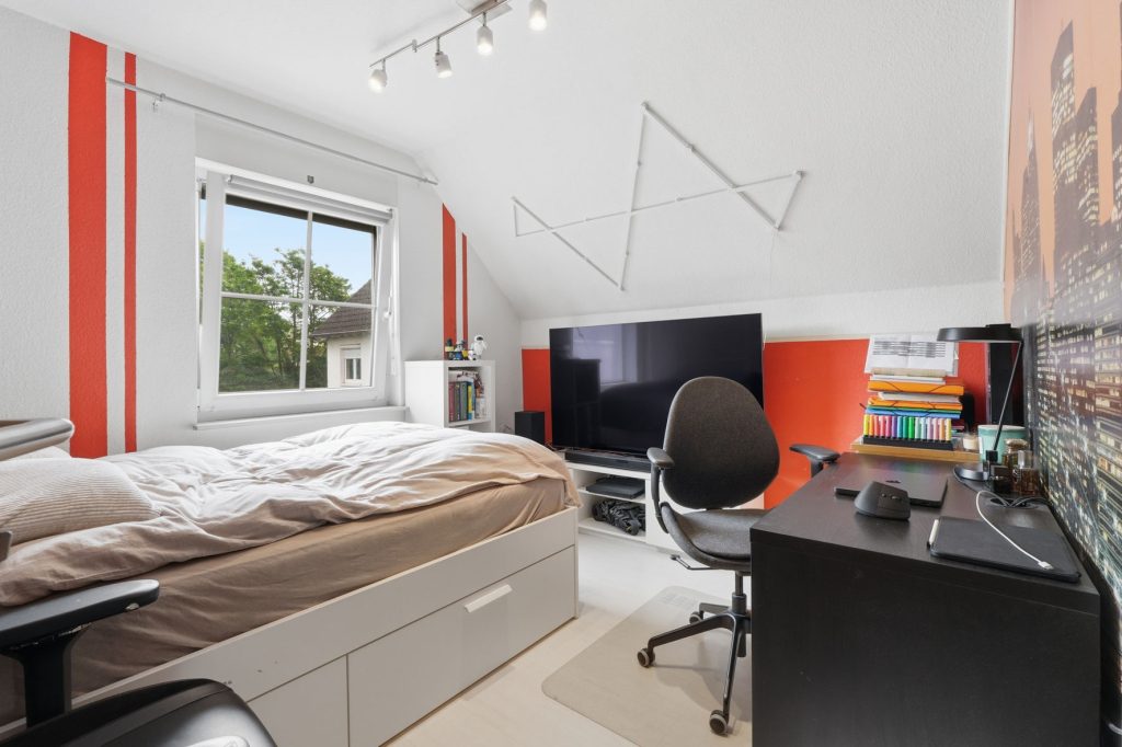 Gütelhöfer Immobilien - Immobilienangebot - Frechen - Alle - Freistehendes Einfamilienhaus mit Einbauküche, Carport und idealem Grundriss für die junge Familie