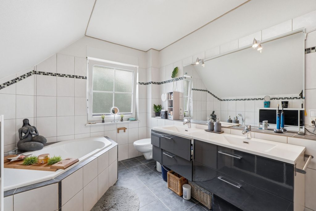Gütelhöfer Immobilien - Immobilienangebot - Frechen - Alle - Freistehendes Einfamilienhaus mit Einbauküche, Carport und idealem Grundriss für die junge Familie