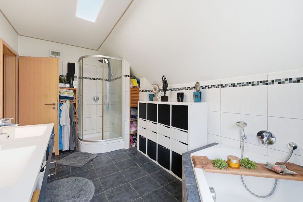 Gütelhöfer Immobilien - Immobilienangebot - Frechen - Alle - Freistehendes Einfamilienhaus mit Einbauküche, Carport und idealem Grundriss für die junge Familie