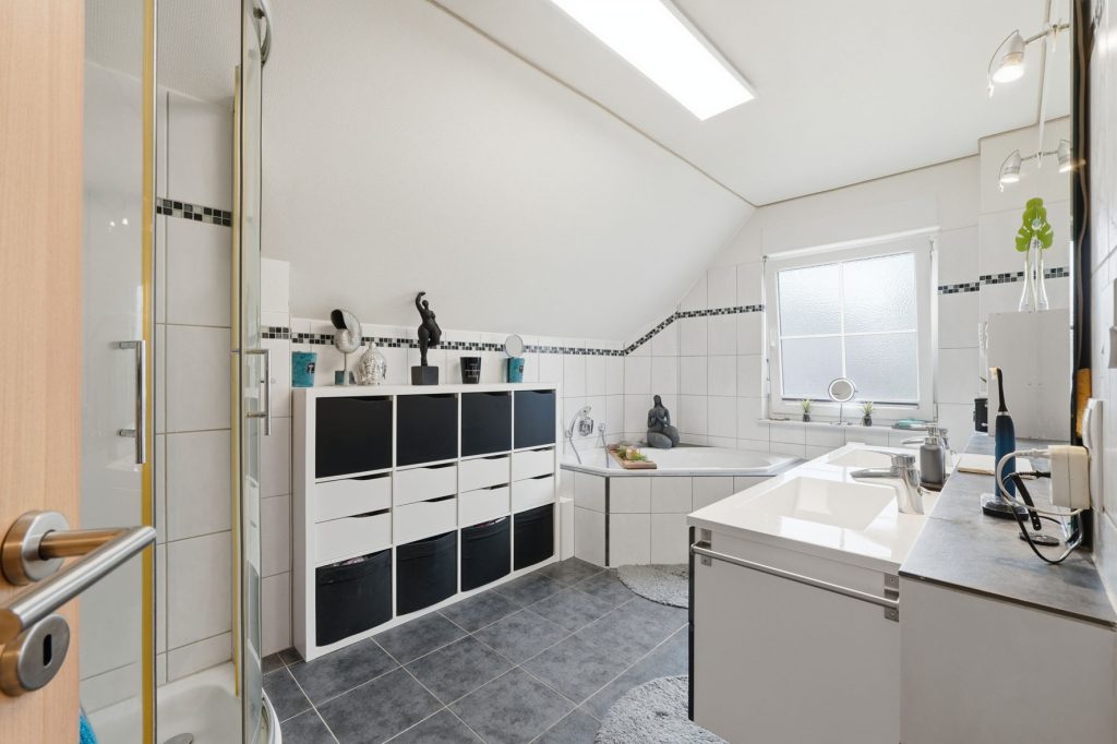 Gütelhöfer Immobilien - Immobilienangebot - Frechen - Alle - Freistehendes Einfamilienhaus mit Einbauküche, Carport und idealem Grundriss für die junge Familie