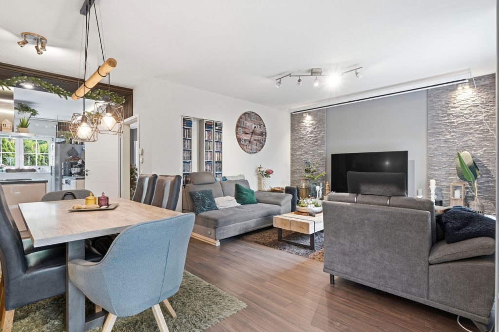 Gütelhöfer Immobilien - Immobilienangebot - Frechen - Alle - Freistehendes Einfamilienhaus mit Einbauküche, Carport und idealem Grundriss für die junge Familie
