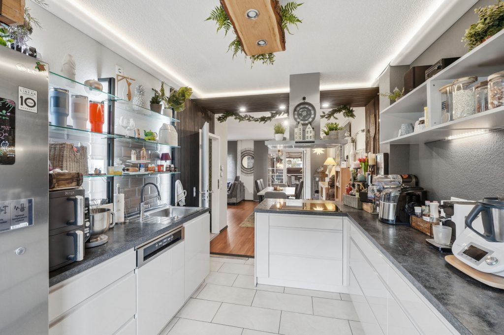 Gütelhöfer Immobilien - Immobilienangebot - Frechen - Alle - Freistehendes Einfamilienhaus mit Einbauküche, Carport und idealem Grundriss für die junge Familie
