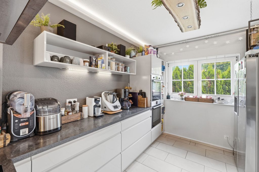 Gütelhöfer Immobilien - Immobilienangebot - Frechen - Alle - Freistehendes Einfamilienhaus mit Einbauküche, Carport und idealem Grundriss für die junge Familie