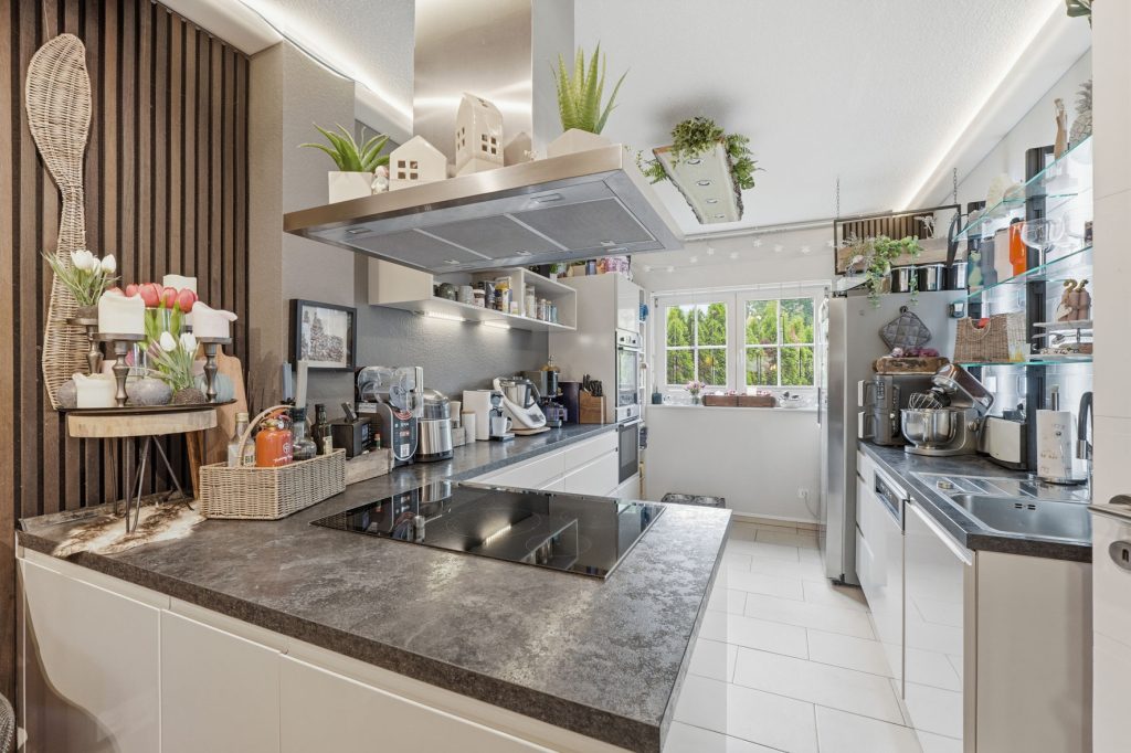 Gütelhöfer Immobilien - Immobilienangebot - Frechen - Alle - Freistehendes Einfamilienhaus mit Einbauküche, Carport und idealem Grundriss für die junge Familie